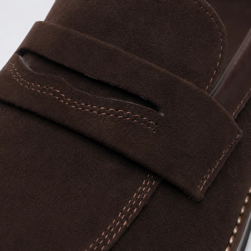 Gros plan sur la matière d’un mocassin marron foncé pour homme