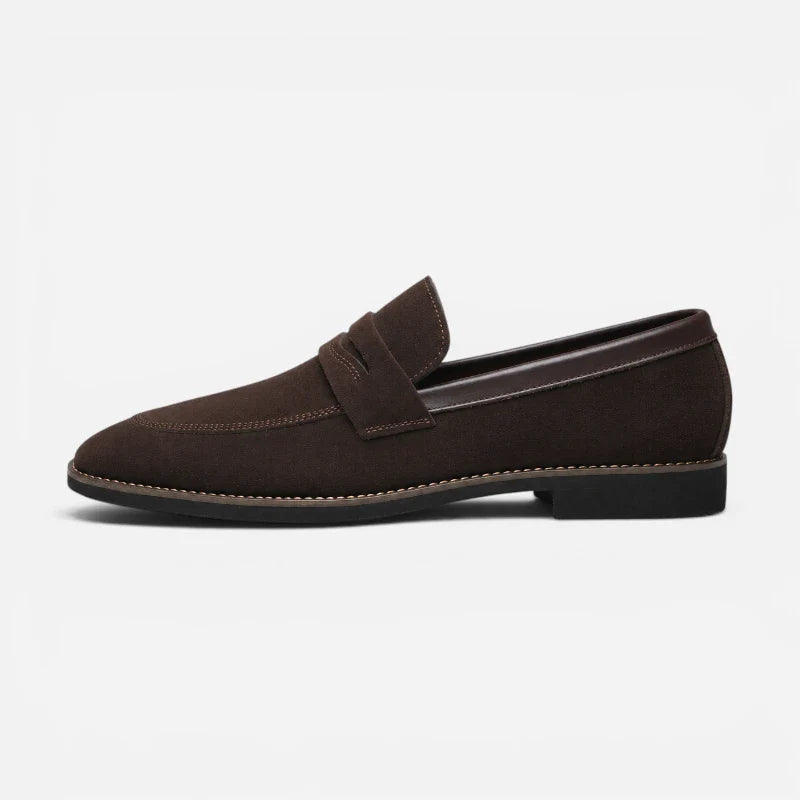 Vue latérale du mocassin marron foncé pour homme