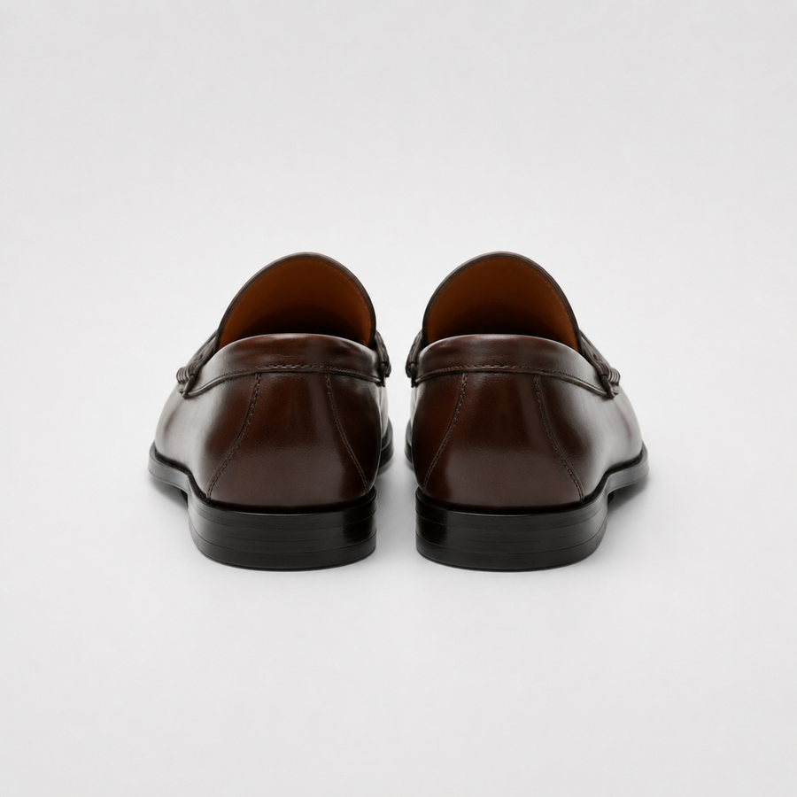 mocassin marron vernis a talon homme vue arriere