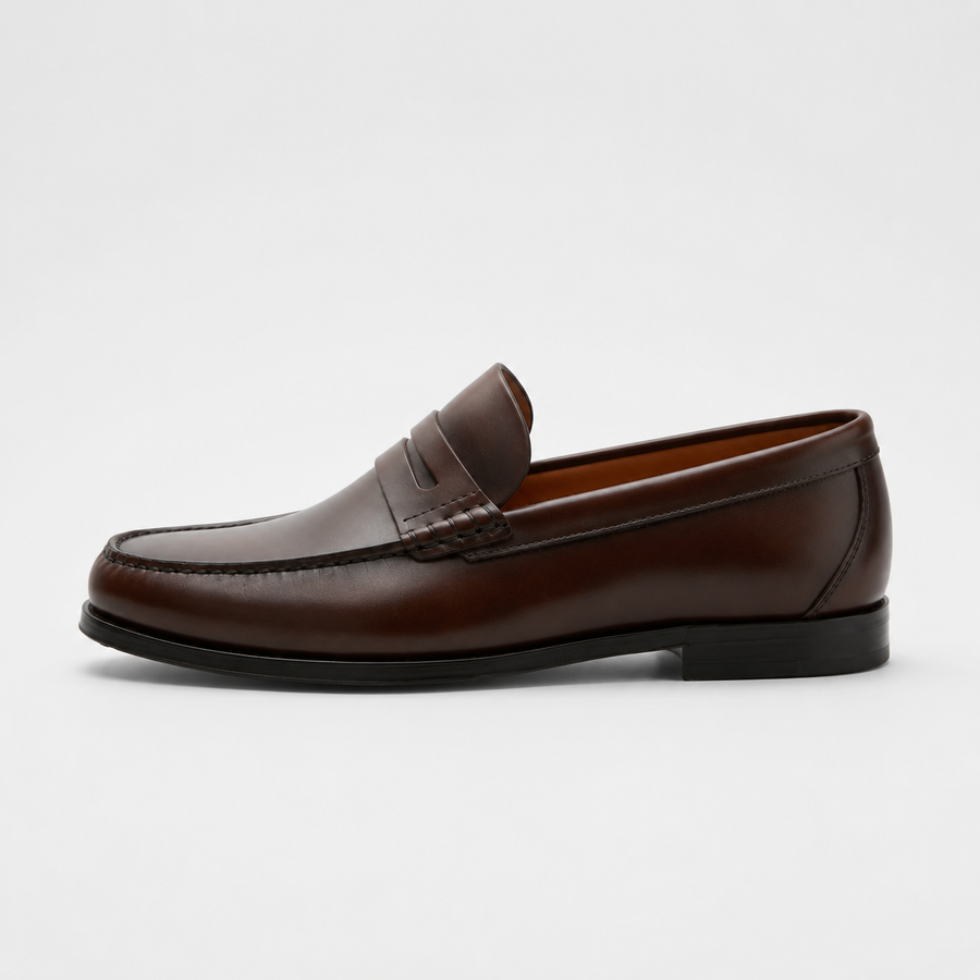 mocassin marron vernis a talon homme vue de cote non portee