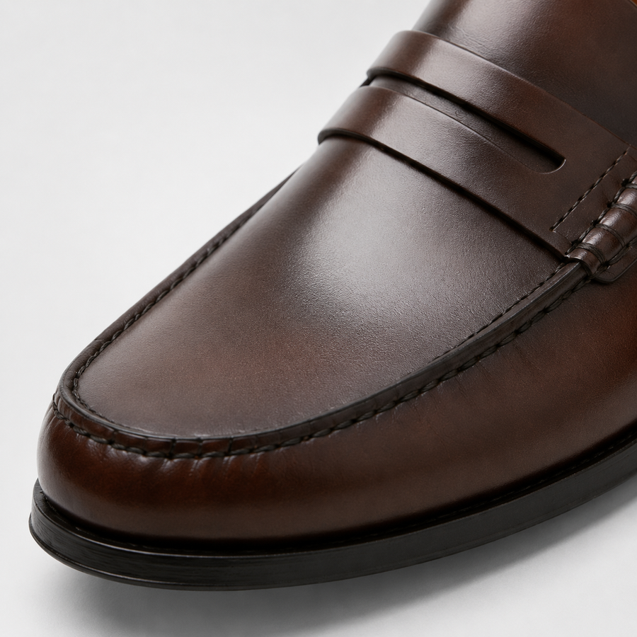 mocassin marron vernis a talon homme vue detaille du cuir