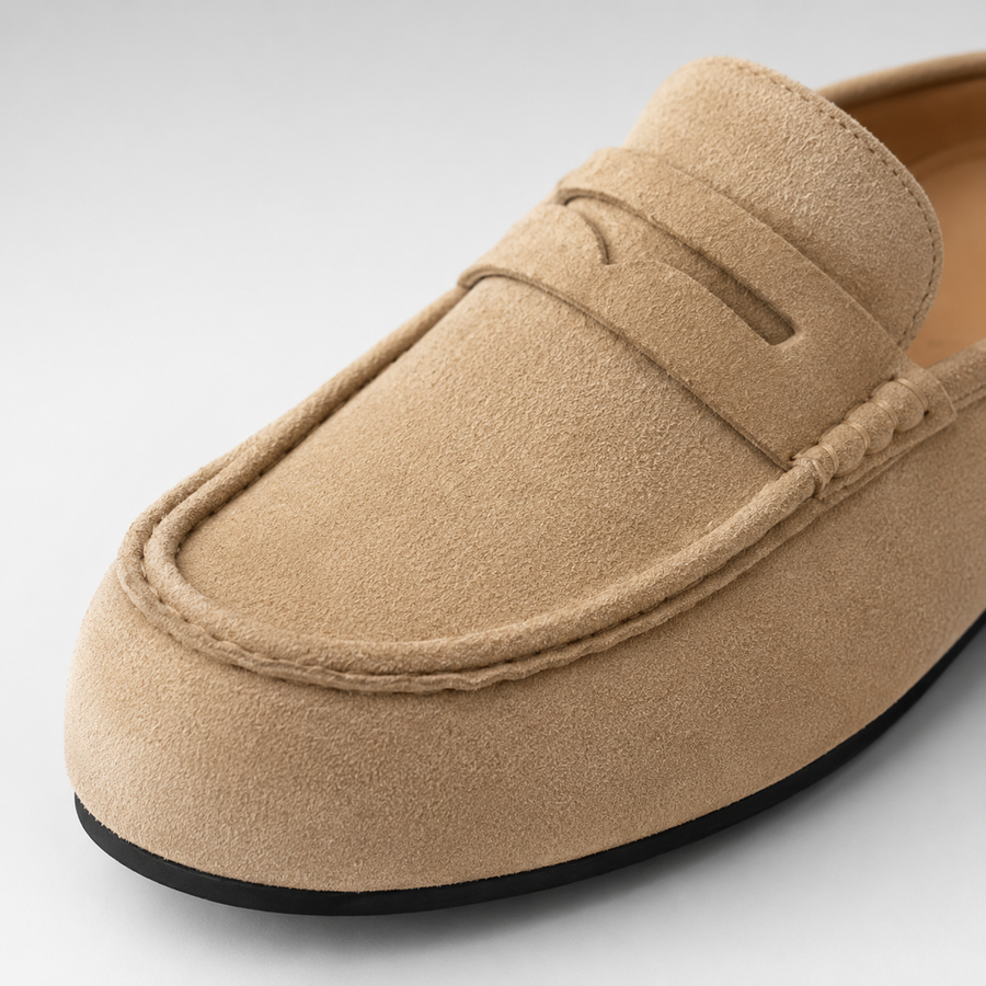 Gros plan sur un mocassin mule ouvert en daim beige pour femme