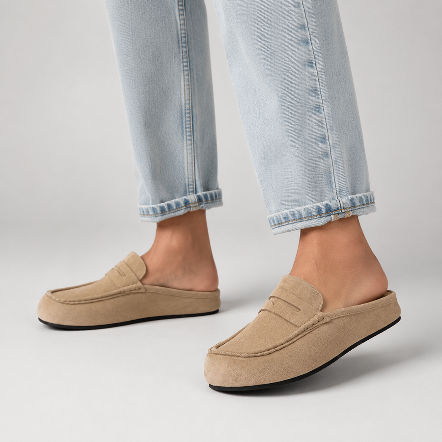 Mocassin mule en daim beige pour femme porté de côté