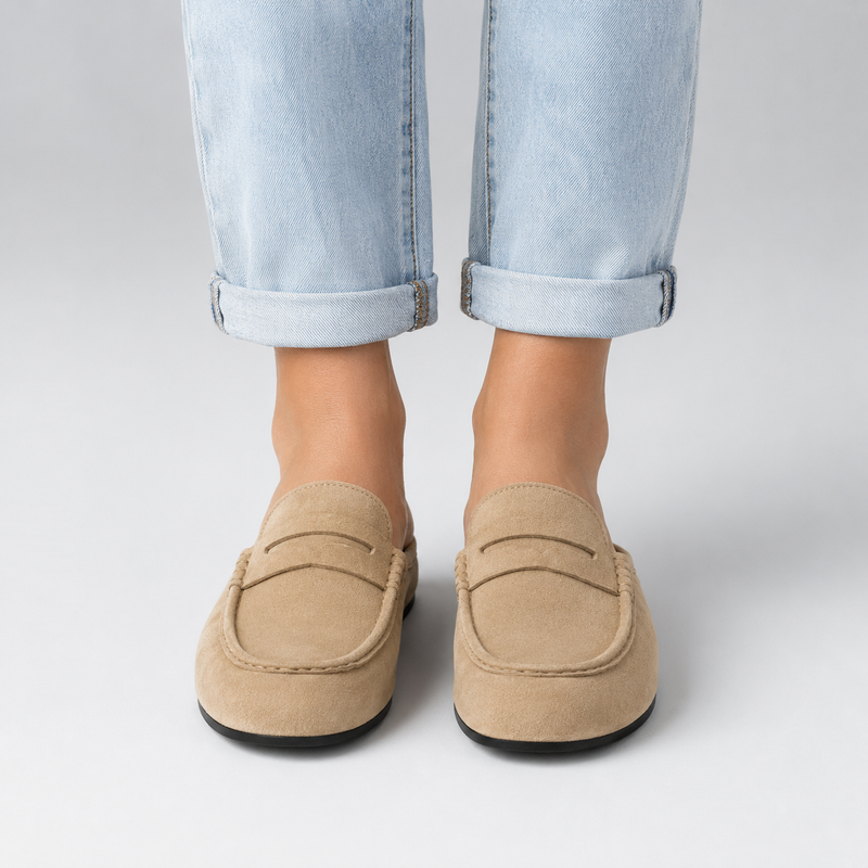 Mocassin mule ouvert en daim beige pour femme porté avec un jean clair