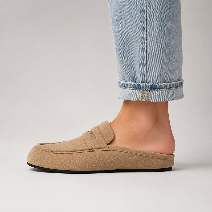 Vue latérale du mocassin mule ouvert en daim beige pour femme