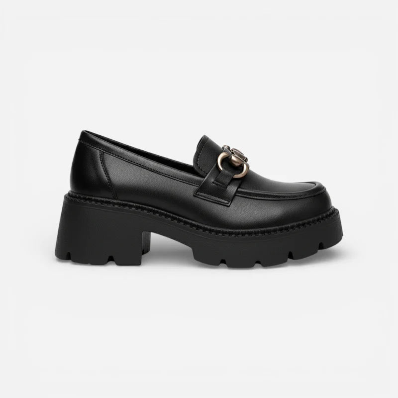 Vue latérale du mocassin plateforme en cuir mat noir avec chaînette argentée