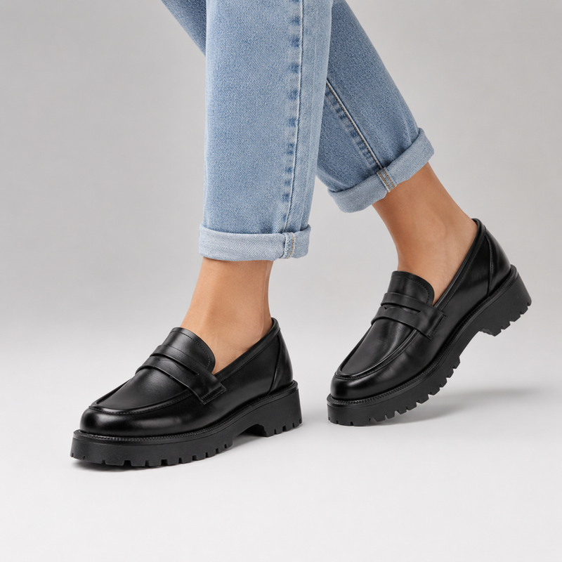 Mocassin plateforme en cuir noir pour femme porté avec un jean clair