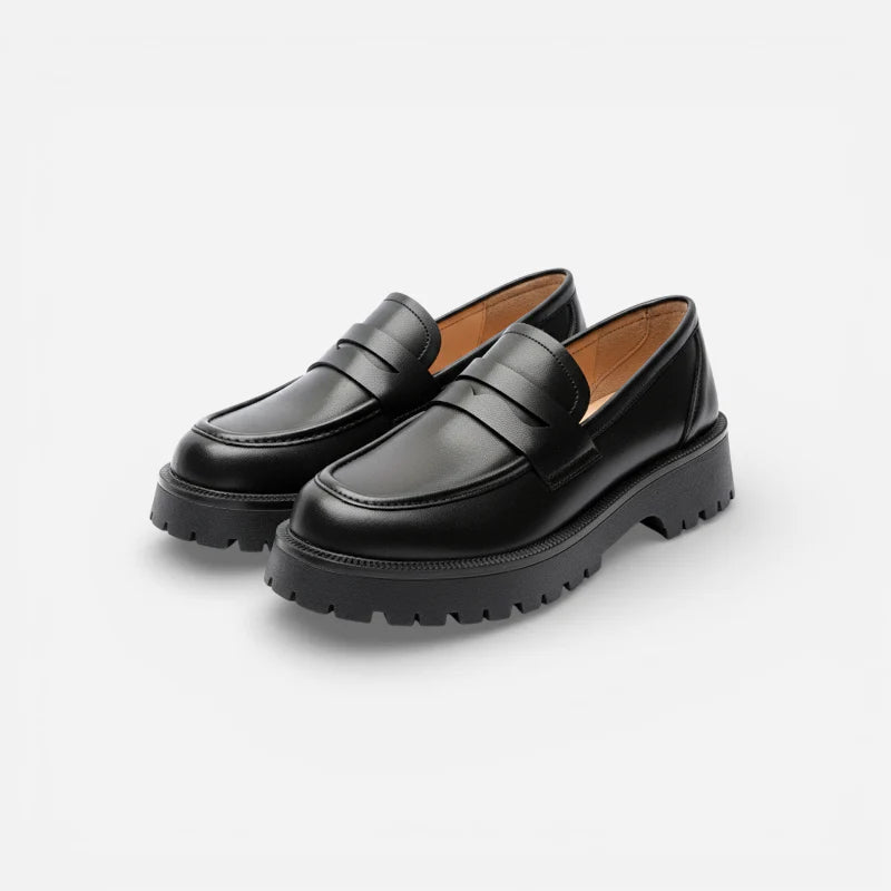 Mocassin plateforme en cuir noir pour femme présenté seul