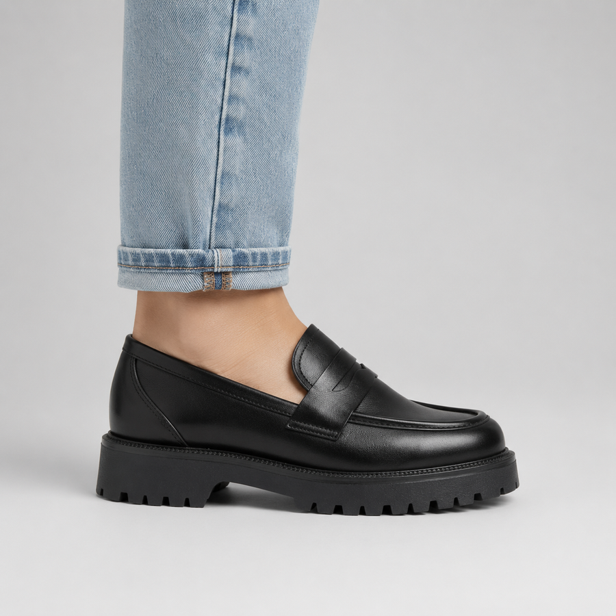Vue latérale du mocassin plateforme en cuir noir pour femme