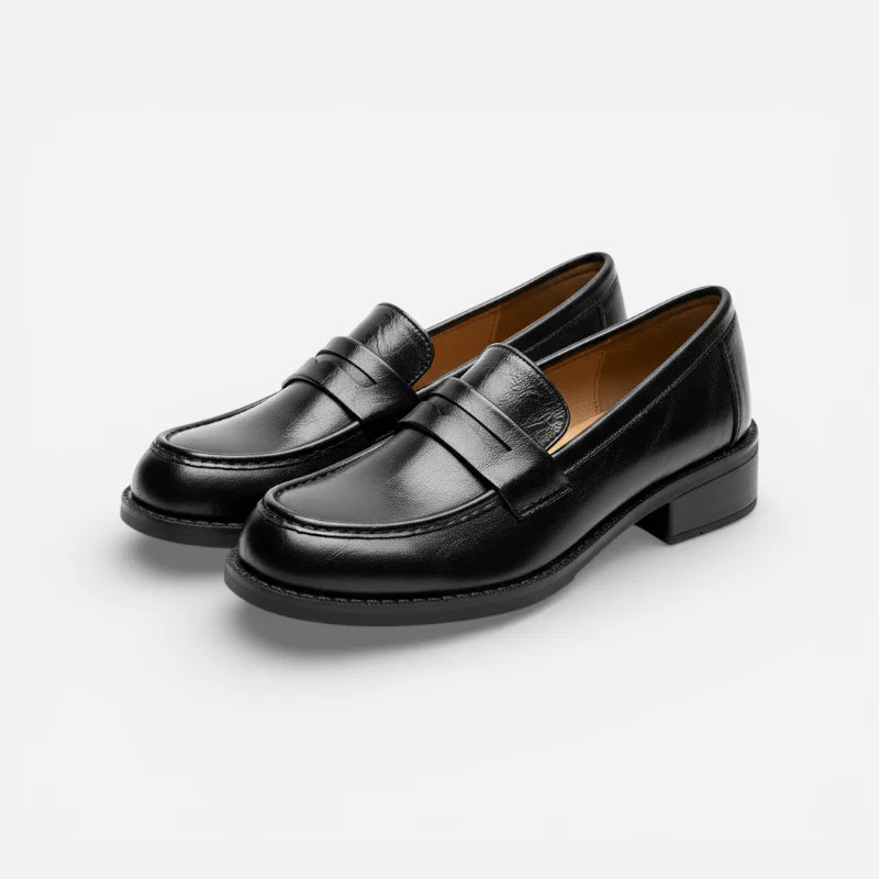 Mocassin à talon en cuir vernis noir pour femme présenté seul