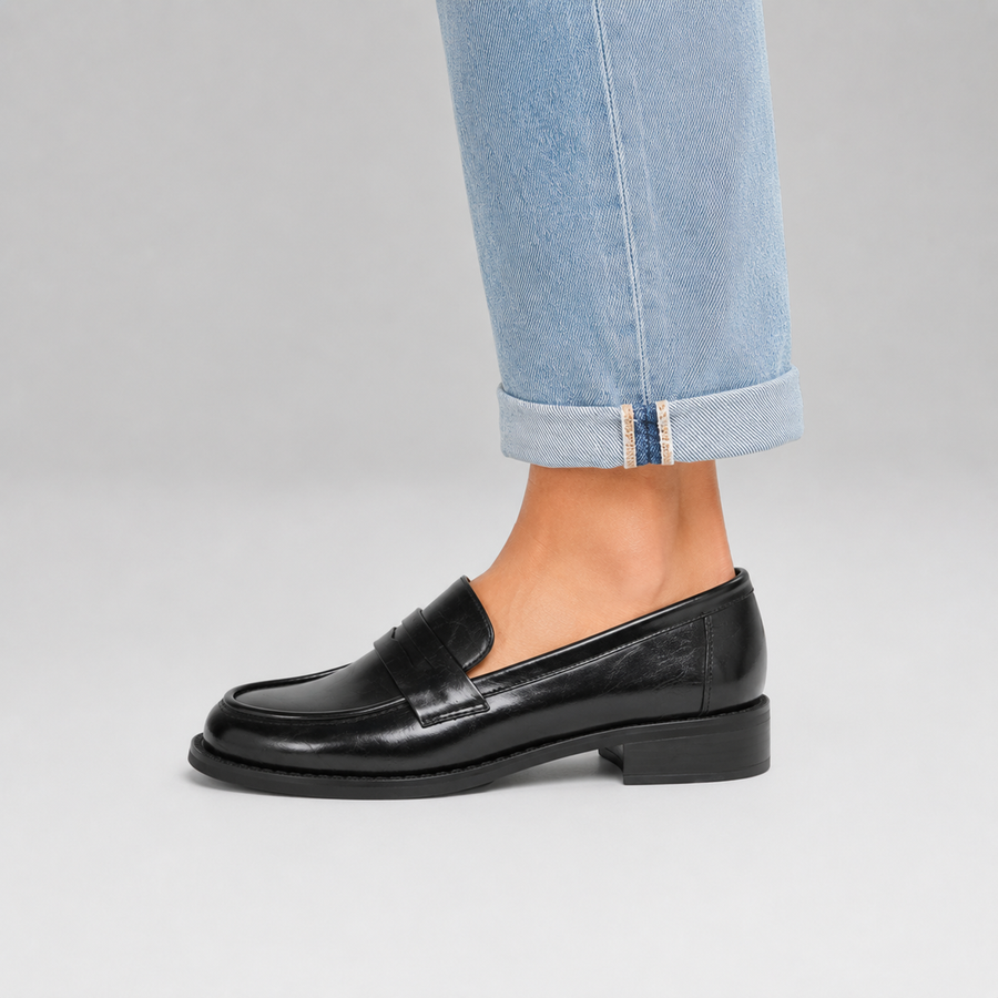 Vue latérale du mocassin à talon en cuir vernis noir pour femme