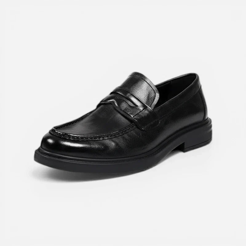 mocassin vintage en cuir noir vue non portee de trois quart