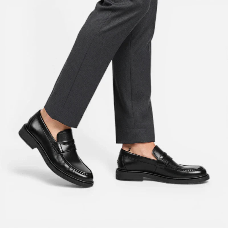 mocassin vintage en cuir noir vue porte mode lifestyle en action