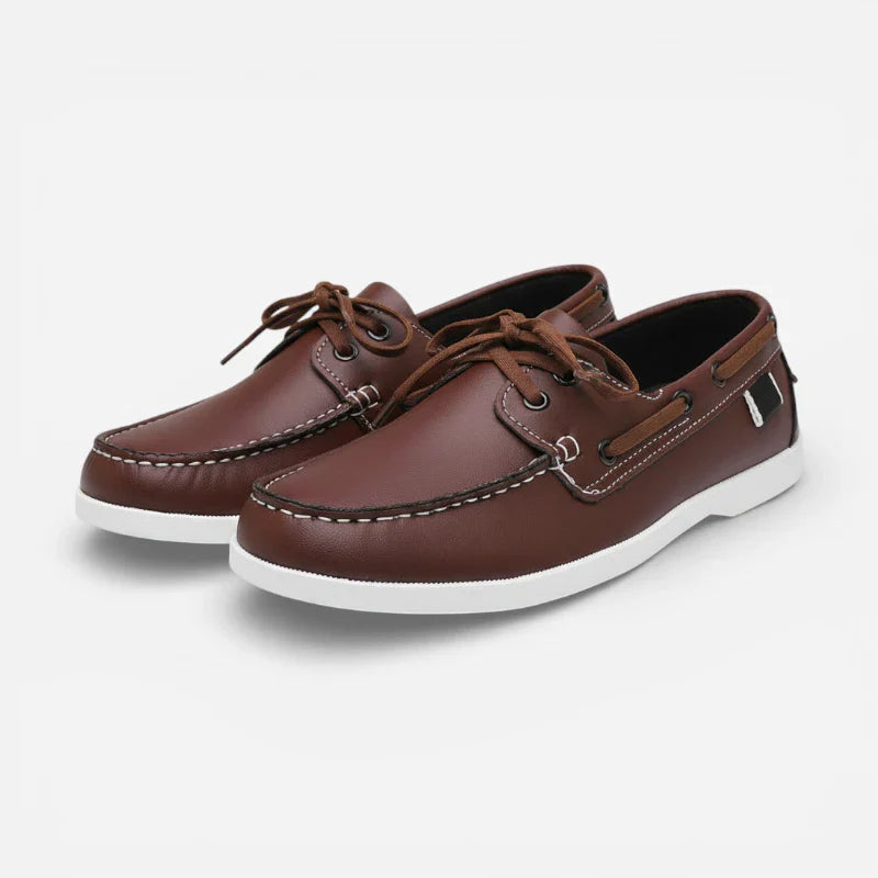 Paire de mocassins bateau à lacet en cuir lisse marron pour homme présentée seule