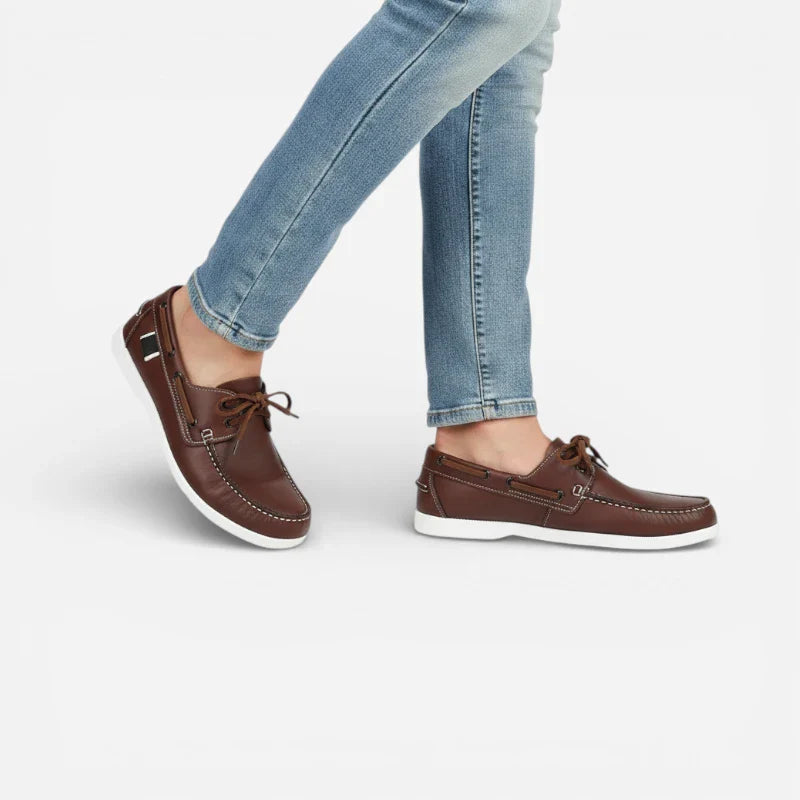 Mocassins bateau à lacet marron pour homme portés de côté
