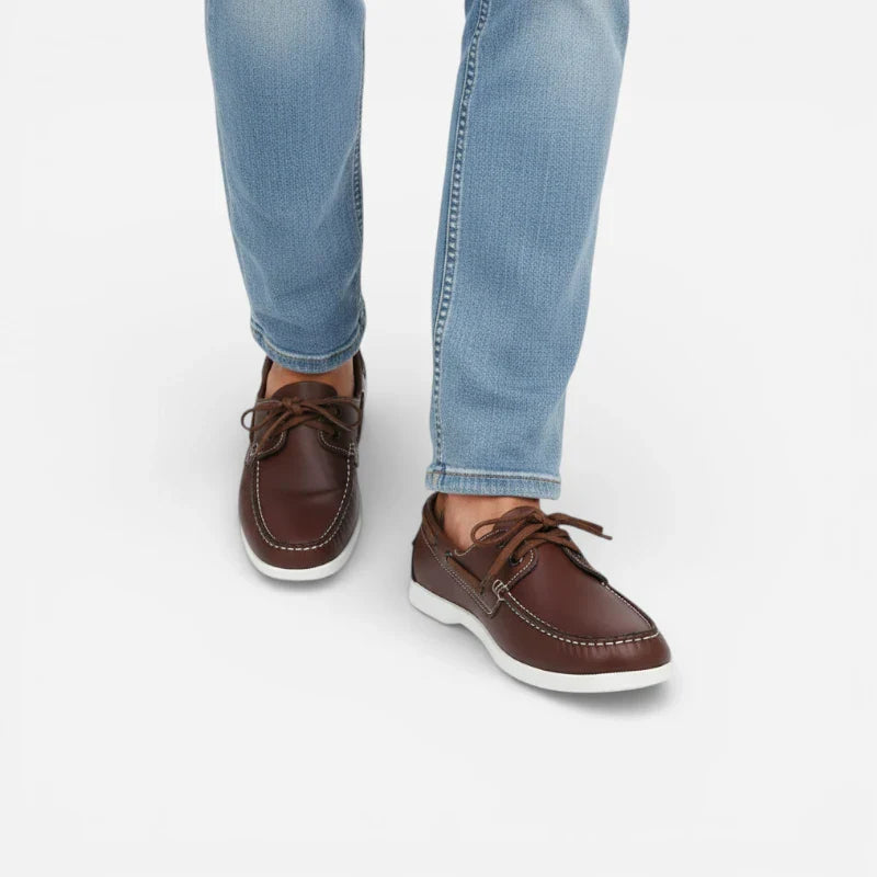Mocassins bateau en cuir lisse marron pour homme portés avec un jean clair