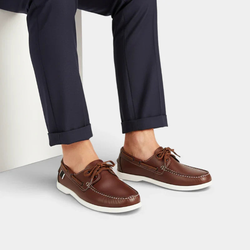 Mocassins bateau en cuir lisse marron portés avec un pantalon habillé