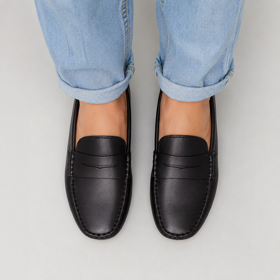 Mocassins en cuir mat noir pour femme vus du dessus