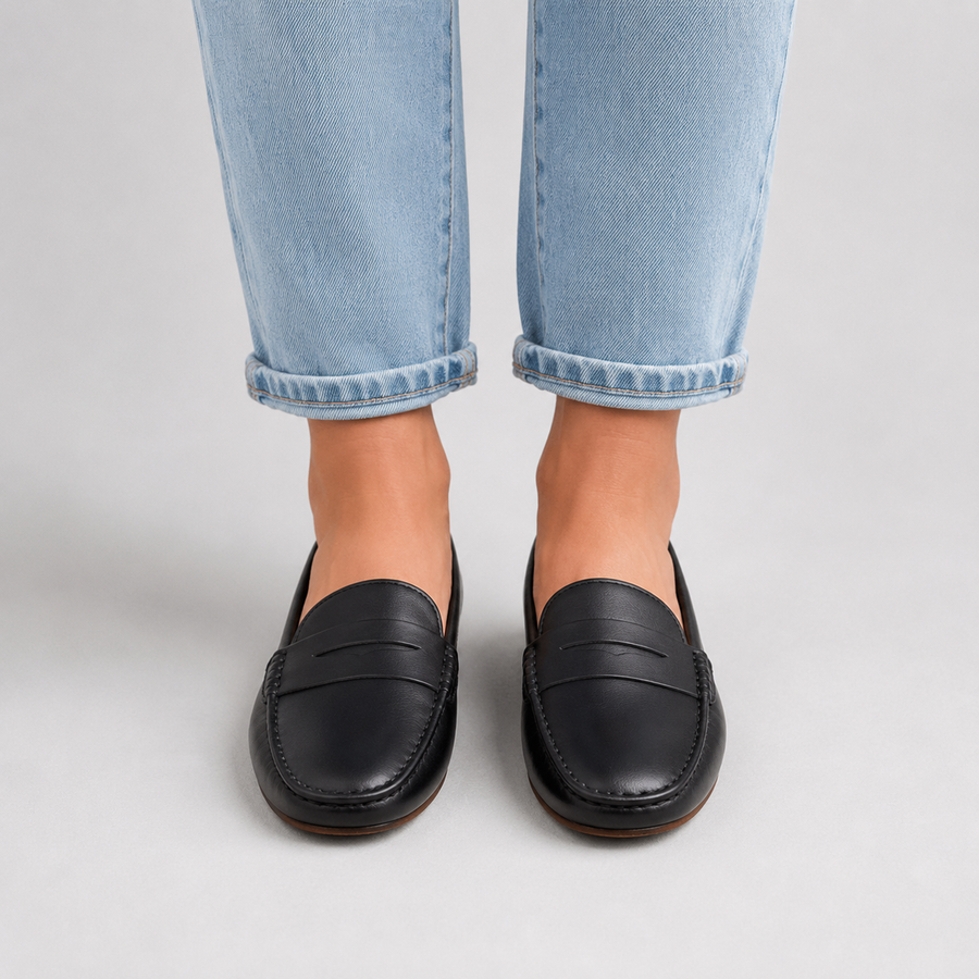 Vue de face des mocassins en cuir mat noir pour femme