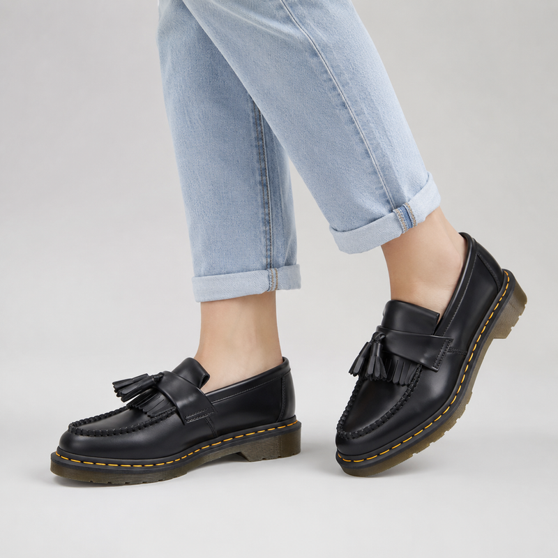 Mocassins en cuir noir pour femme portés avec un jean clair