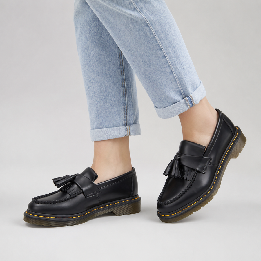 Mocassins en cuir noir pour femme portés avec un jean clair