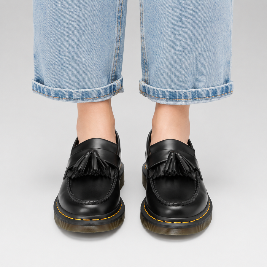 Vue de face des mocassins en cuir noir pour femme