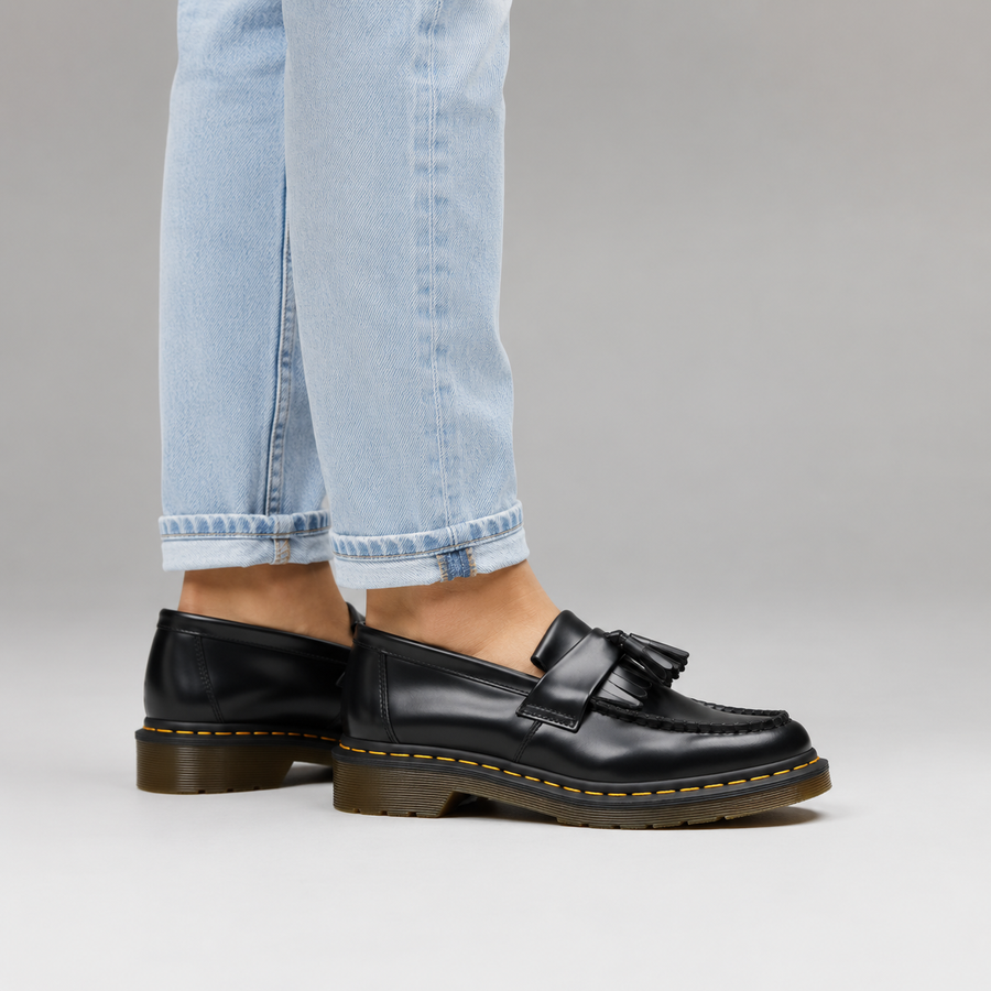 Vue latérale des mocassins en cuir noir pour femme