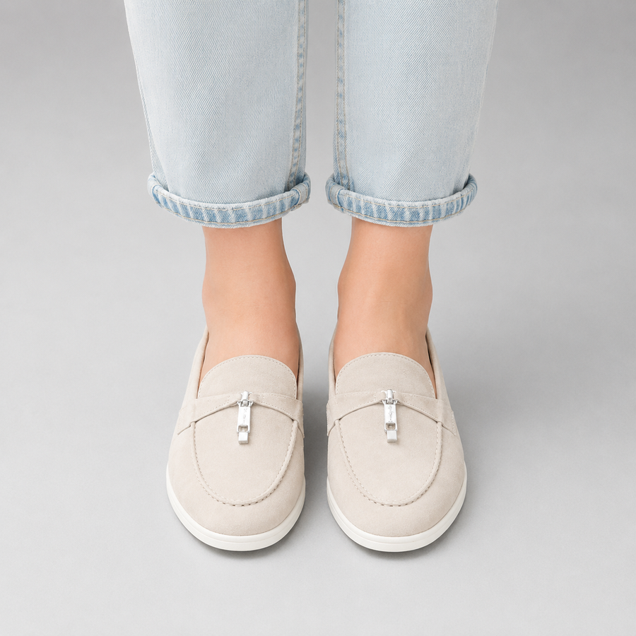 Vue de face des mocassins en daim beige à gland pour femme