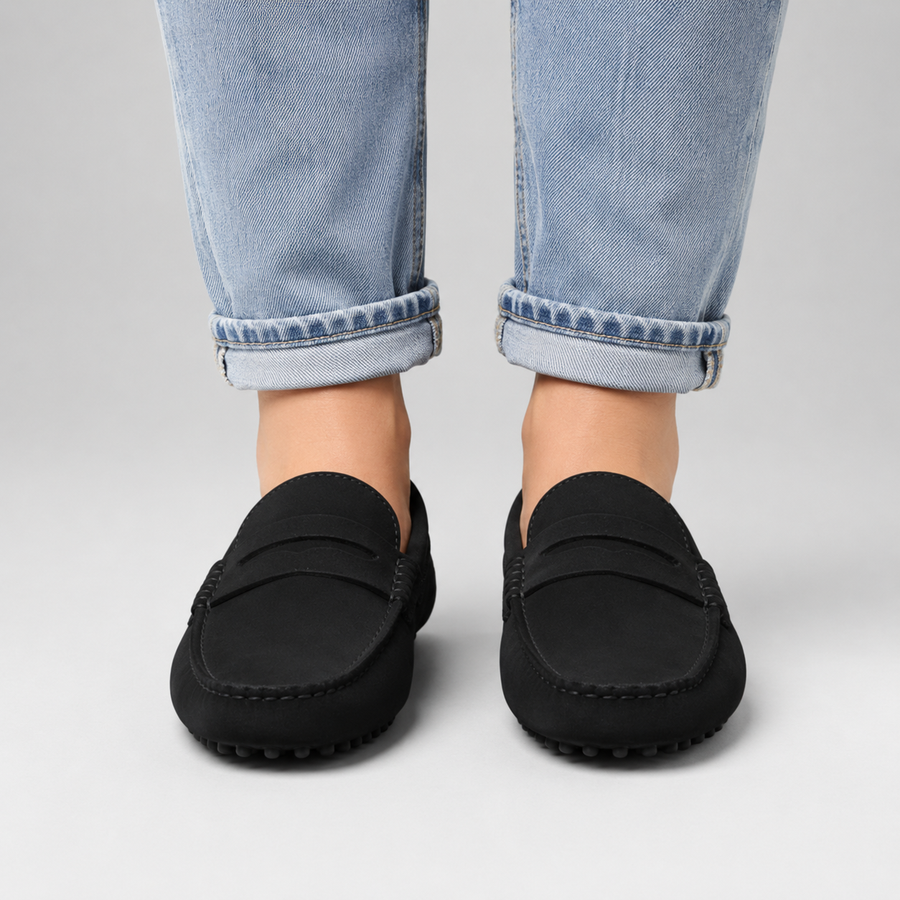 Vue de face des mocassins en daim noir pour femme