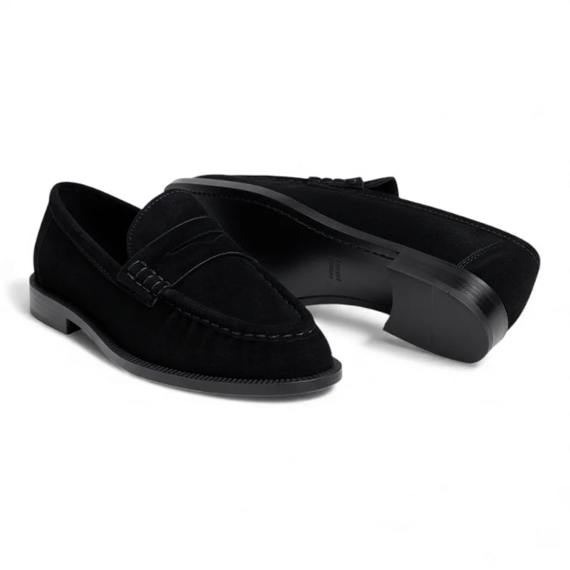 Paire de mocassins en daim noir pour femme vue de côté