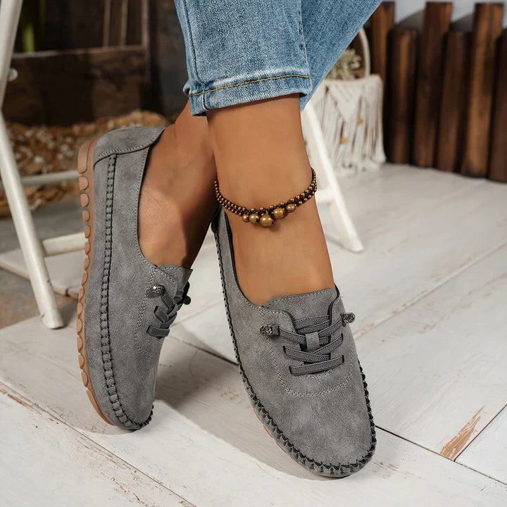 Mocassin femme bleu marine détail lacet - gros plan couture
