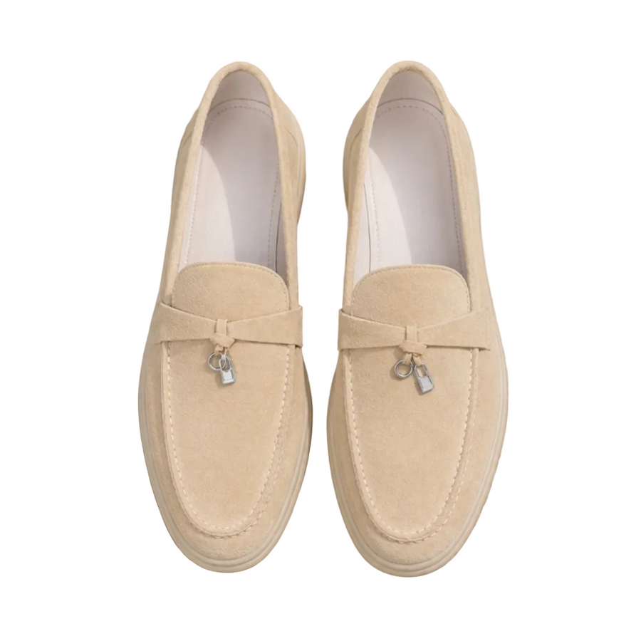 Mocassins femme en suède beige à bout rond vus du dessus