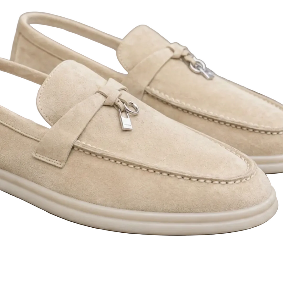 Gros plan sur un mocassin femme en suède beige avec semelle plateforme