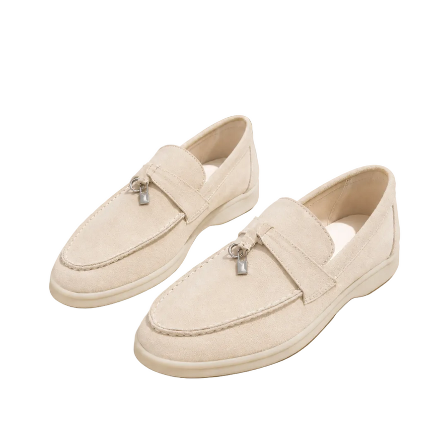 Mocassins femme en suède beige à bout rond présentés de trois-quarts
