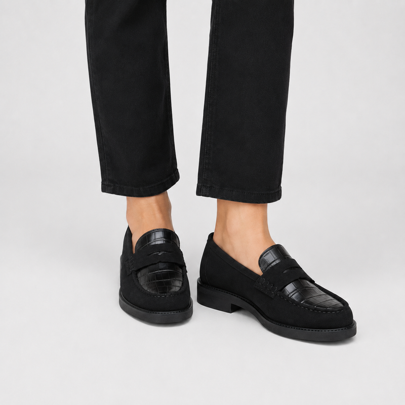 Mocassins femme confortables noirs portés avec un pantalon noir