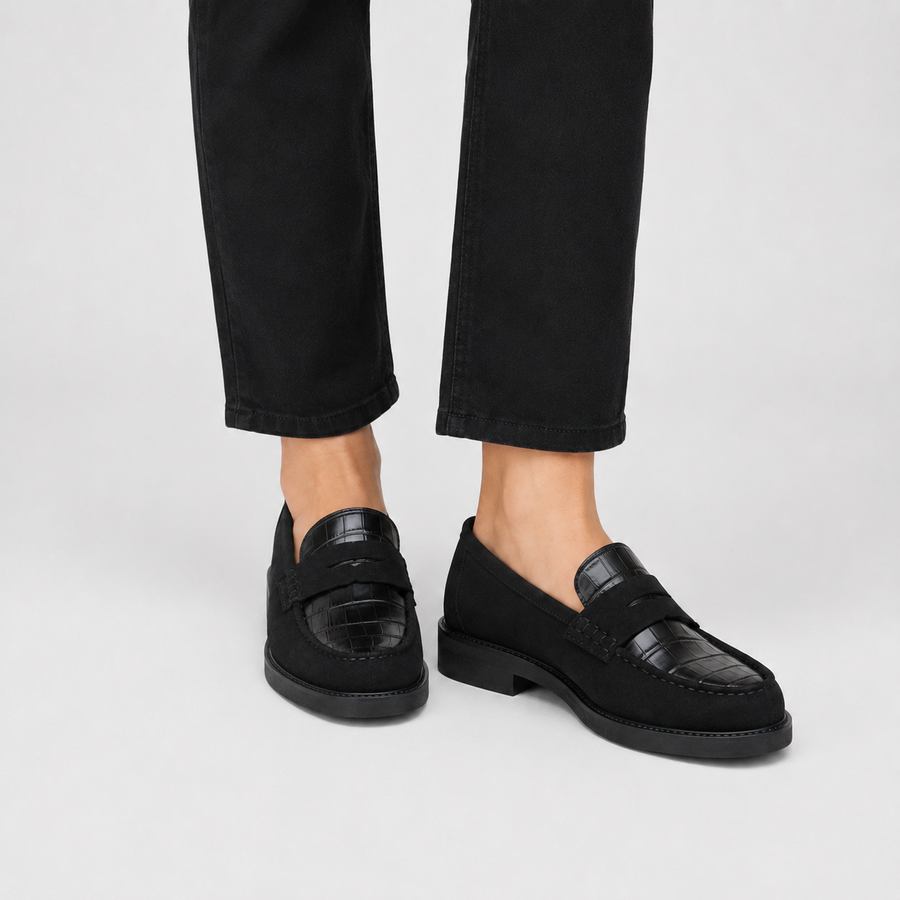 Mocassins femme confortables noirs portés avec un pantalon noir
