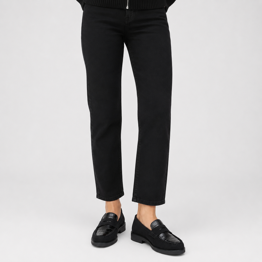Femme portant des mocassins noirs confortables avec un pantalon noir