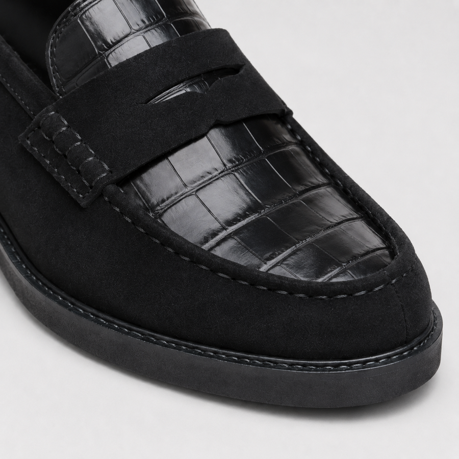 Gros plan sur un mocassin noir confortable pour femme