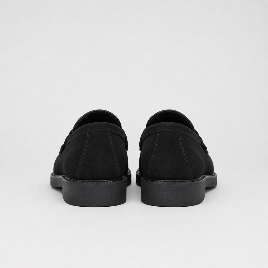 Vue arrière des mocassins noirs confortables pour femme