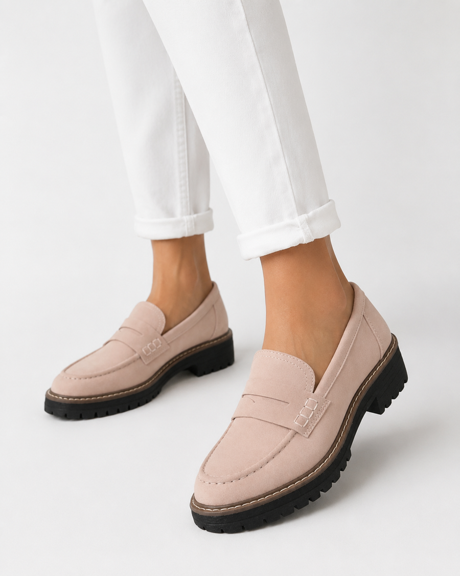 Mocassins orthopédiques beiges pour femme portés de côté