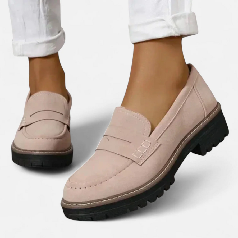 Mocassins femme orthopédiques beiges portés avec un pantalon clair