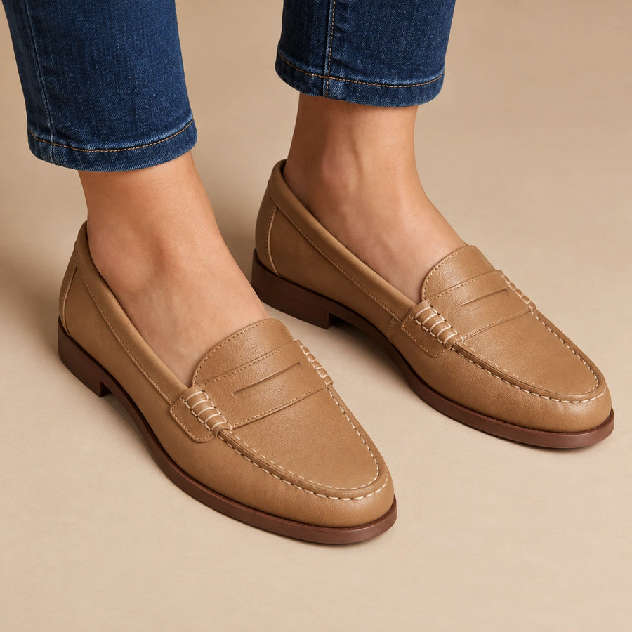 Mocassins femme kaki portés — détails du dessus et des coutures sur fond beige