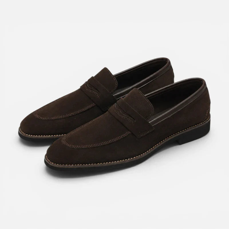Paire de mocassins marron foncé pour homme présentée seule
