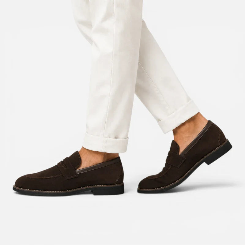 Mocassins marron foncé pour homme portés en marche