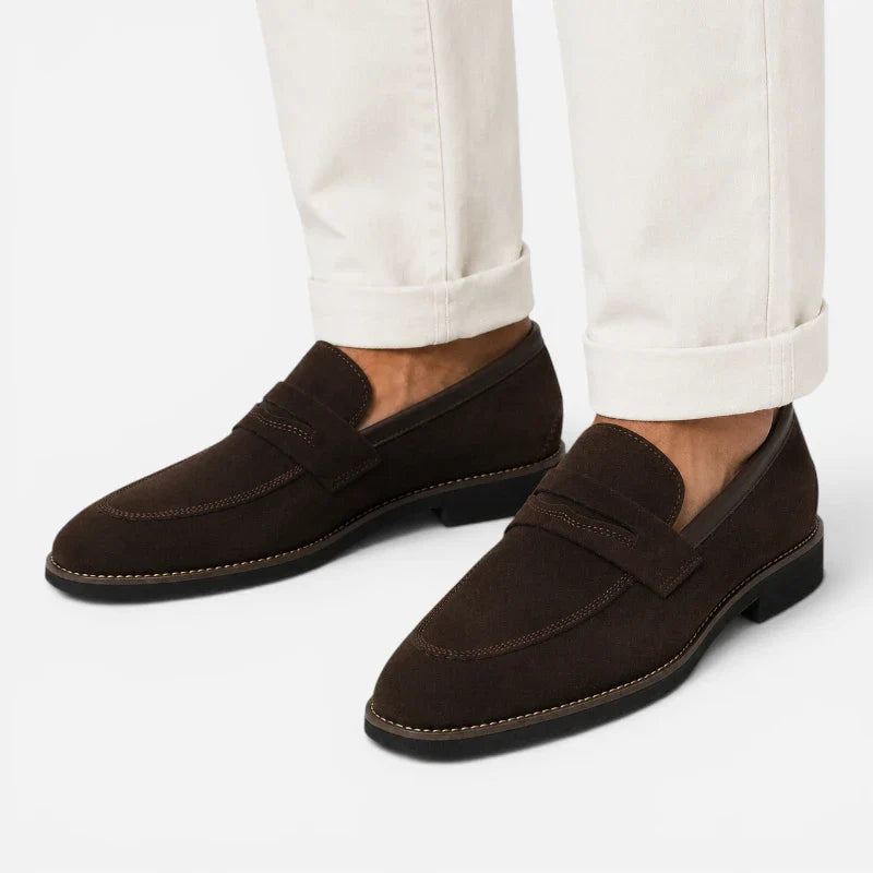Mocassins marron foncé pour homme portés avec un pantalon clair