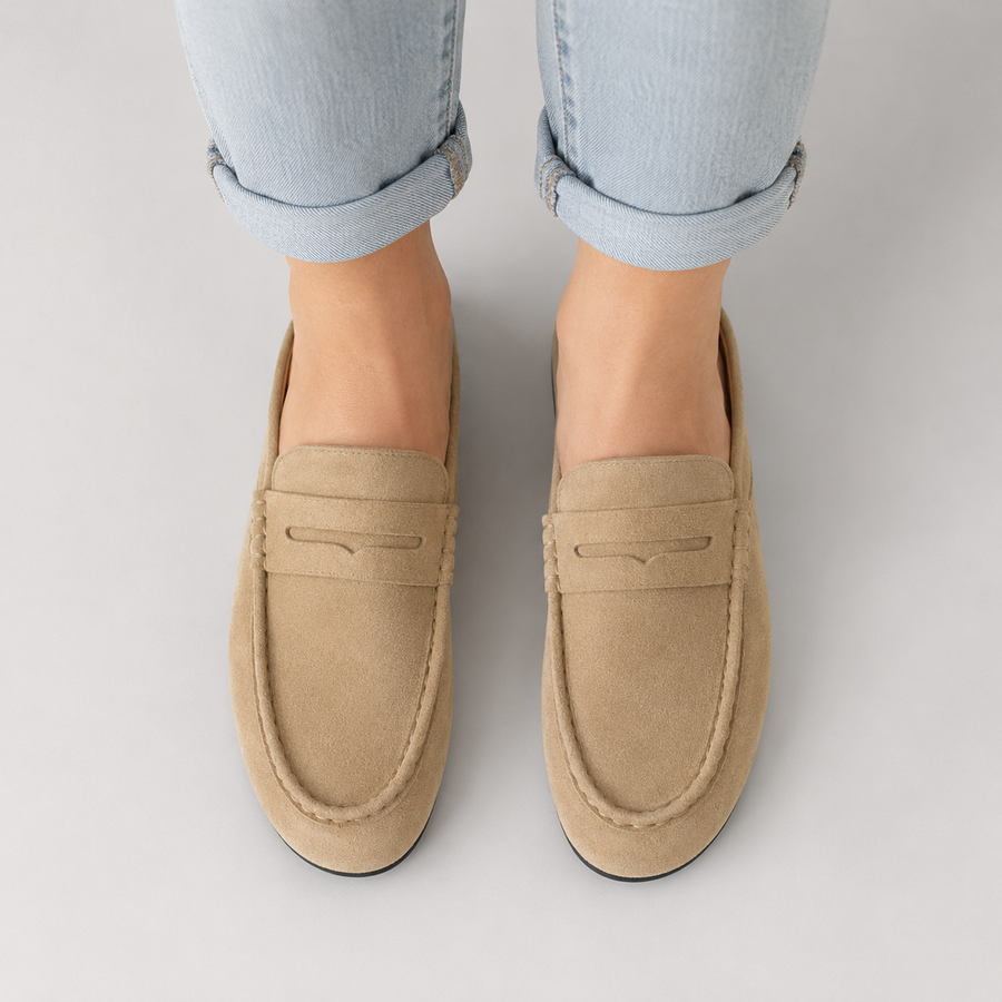 Mocassins mules ouverts en daim beige pour femme vus du dessus