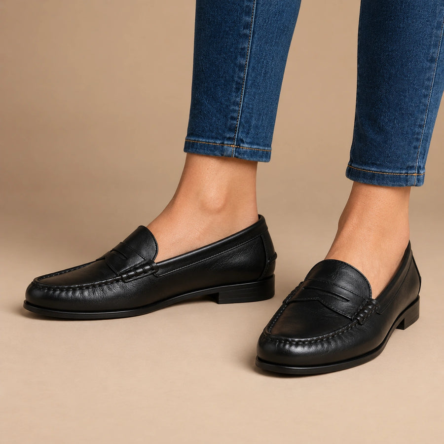 Mocassins femme noirs portés — vue de profil et trois-quarts sur fond beige