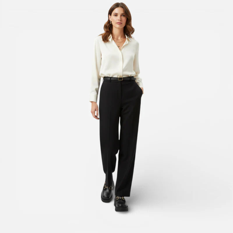 Look féminin avec mocassins plateforme noirs à chaînette argentée