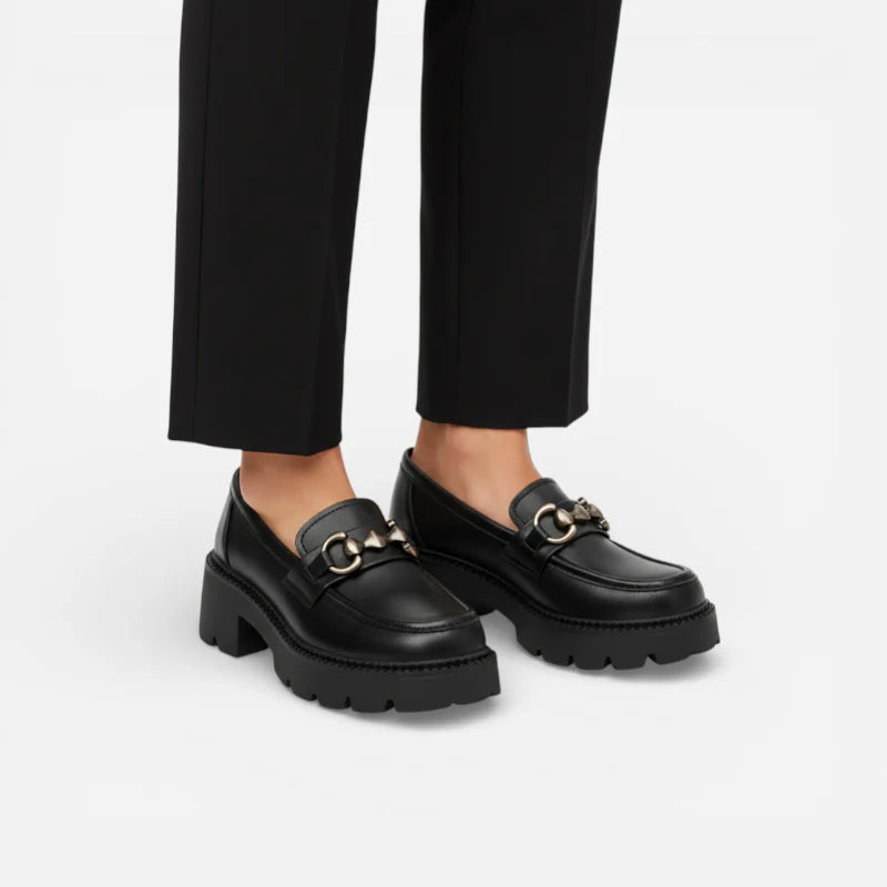 Mocassins plateforme en cuir mat noir avec chaînette argentée portés avec un pantalon noir