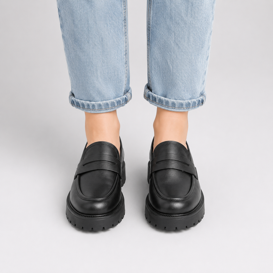 Vue de face des mocassins plateforme en cuir noir pour femme